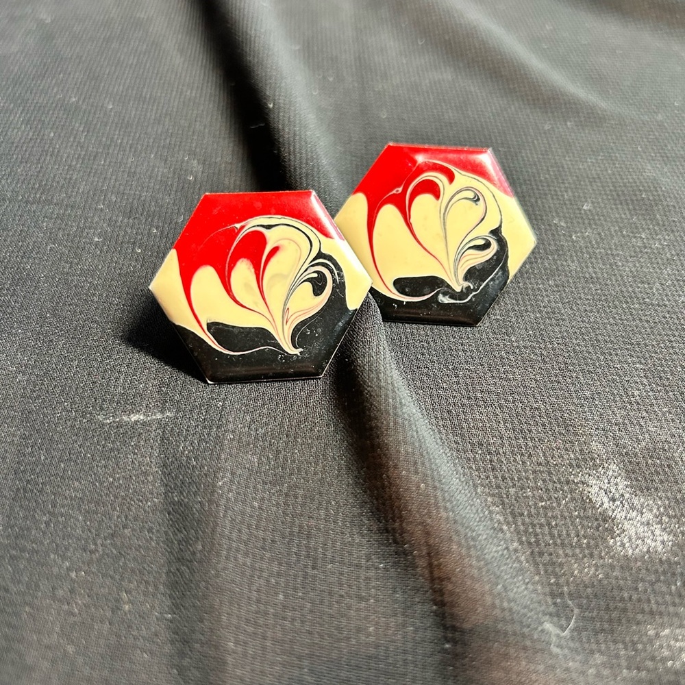 VTG 80s Hexagon Red and Black Enamel pierced post Earrings.